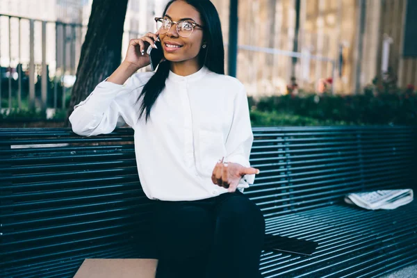 Весела Афроамериканська Молода Жінка Одягнена Стильну Білу Сорочку Обговорює Смішні — стокове фото