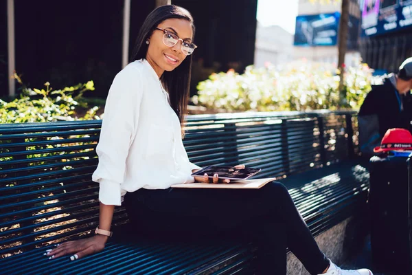 Portrait Happy Attractive African American Young Woman Stylish Eyeglasses Trendy — Stock Photo, Image