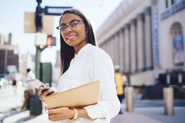 Portrait Prosperous African American Businesswoman White Shirt Strolling Downtown Smartphone — Stock Photo, Image