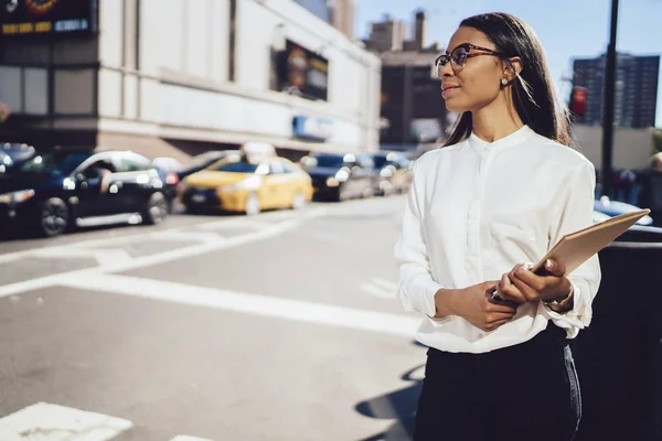 成功したアフリカ系アメリカ人の実業家は トラフィックの都市設定で散歩道から白いシャツに身を包んだ ダウンタウンにフォルダー立って女性 Ofice ワーカーを肌暗い熟考 — ストック写真