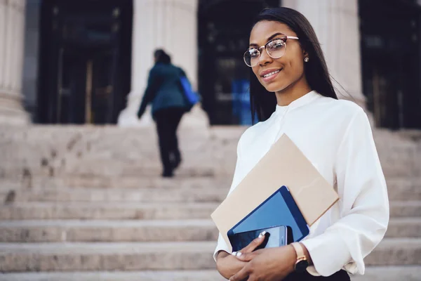 Retrato Medio Cuerpo Del Exitoso Estudiante Afroamericano Facultad Derecho Sosteniendo —  Fotos de Stock