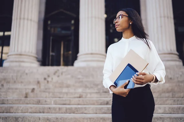 Successful African American Businesswoman Dressed Trendy White Shirt Standing University — Stock Photo, Image