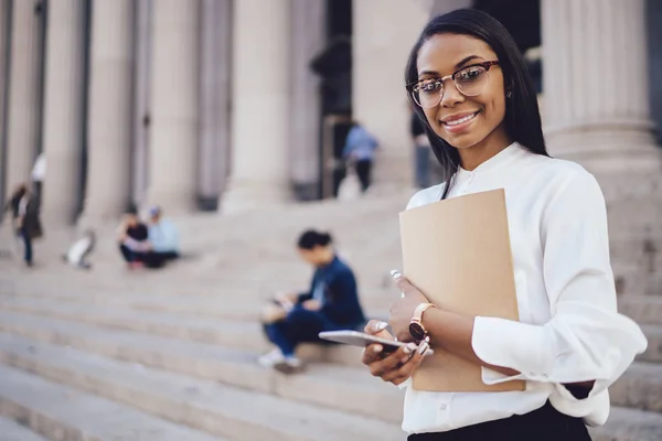 Портрет Процвітаючою Веселий Афро Американських Студентів Одягнений Білу Сорочку Посміхаючись — стокове фото