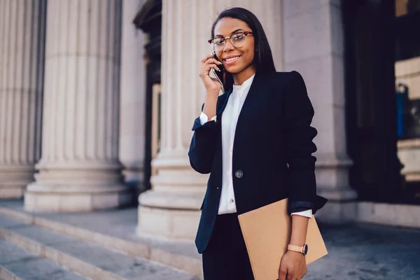 Portrait Successful Female Office Worker Dressed Formal Wear Communicating Smartphone — Stock Photo, Image