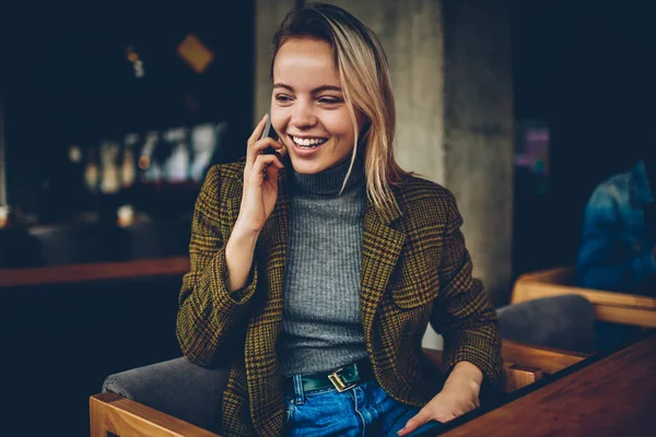 Gelukkig Blonde Jonge Ondernemer Elegante Jas Aan Beste Vriend Bellen — Stockfoto