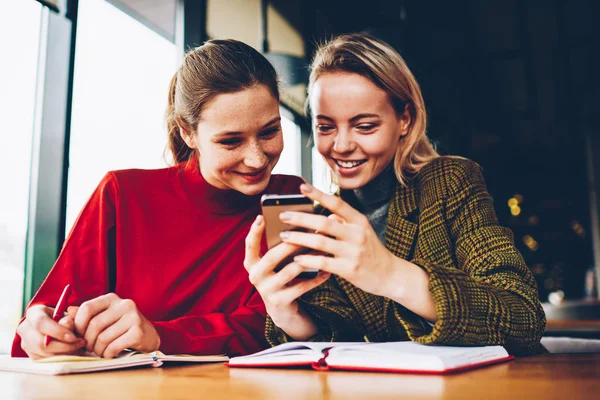 Positiva Kvinnliga Studenter Titta Live Stream Blogg Smartphone Ansluten Till — Stockfoto