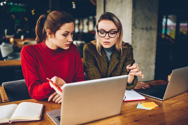 Twee Professionele Grafisch Ontwerpers Bespreken Details Onderzoekvaardigheden Bij Moderne Laptopcomputer — Stockfoto