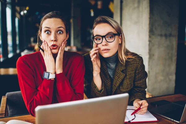 Ritratto Mezza Lunghezza Due Studenti Meravigliati Qualificati Scioccati Con Risultati — Foto Stock