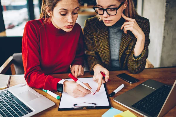 Zugeschnittenes Bild Zweier Erfahrener Designerinnen Die Designskizzen Mitarbeiten Seriöser Tutor — Stockfoto