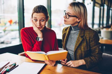 Şok yetenekli öğrenci özel ders sırasında karışık bilgi coworking nitelikli teknik direktör ile ders kitabı okuma. Hippi kız öğretmen ile birlikte eğitim malzeme analiz merak ettim