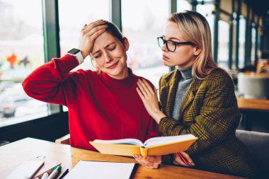 Depresif öğrenci ders kitabı malzemeden özel ders sırasında nitelikli kadın öğretmen ile eğitim öğrenme zorluklar yüzünden ağlıyor. Test başarısız sonra hippi kız öğretmen yardımcı olur vurguladı