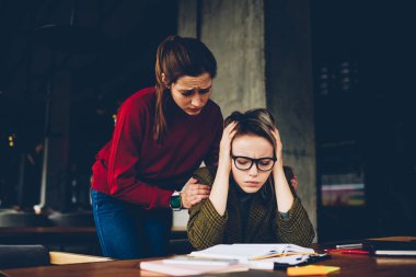 Umutsuzluğa öğrenci wich destekleyici sempatik genç kadın karışık eğitim bilgi coworking sınavı hazırlık sırasında anlamıyorum. Malzeme ders kitabından öğrenme yorgun hippi kız