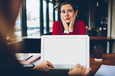 Problem çözme ve uzaktan bilgi boş ekran alanı için internet reklamcılığı ile netbook klavye yazarak meslektaşım çalışırken Web sitesi geliştirme üzerinde düşünme şaşkın kadın blogger