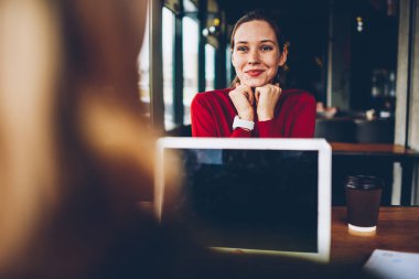 Dikkatle serbest, modern dizüstü bilgisayar üzerinde çalışan arkadaş hangi dinleme oldukça neşeli genç kadın coworking kablosuz internet bağlı. Alanı reklam metin mesajınız için alay