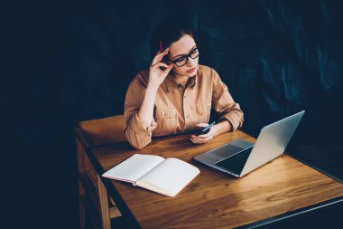 Web sitelerinde bilgi okuma ve dizüstü aygıtı sınav hazırlama dalgın hipster öğrenci bağlı 4 g kablosuz internet. Proje eğitim için eğitsel online netbook izlerken genç