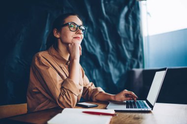 Rüya gibi hippi kız blog internet kafede modern netbook oturan geliştirmek için yaratıcı fikirler üzerinde düşünme. Düşünceli öğrenci yeni yayını laptop çalışma web sitesi üzerinde durulması