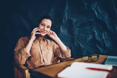 Alan coworking içinde rekreasyon vaktinizi smartphone aygıtında samimi konuşmayı mutlu genç esmer kadın. Mobil dinlenme cep telefonunuzun kapalı çağrı sırasında konuşurken olumlu hippi kız