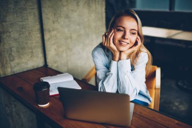 Kadın grafik tasarımcı düşünme modern dizüstü bilgisayar uzaktan çalışma kendi web sitesi geliştirmek için yaratıcı fikirler üzerinde durulması bağlı kablosuz 4 g için alan coworking içinde Internet