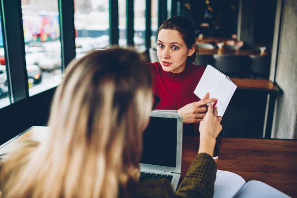 Kadın öğretmen, kitap ve test yapılan hata hakkında soran öğrenci boş sayfa işaret merak ediyordum. Netbooks, sınava hazırlık sırasında ders kitabından bilgileri analiz iki yetenekli hippi kız