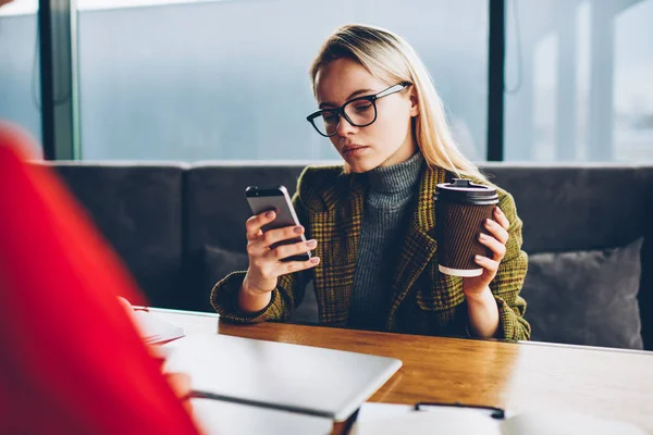 Mujer Negocios Seria Con Sabrosa Bebida Café Las Manos Leyendo — Foto de Stock