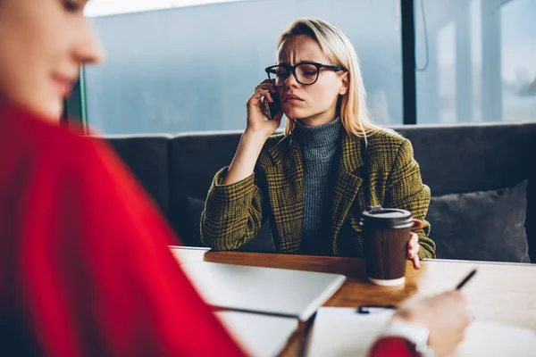 Zeker Jonge Vrouw Brillen Aandachtig Luisteren Exploitant Tijdens Telefoon Bellen — Stockfoto