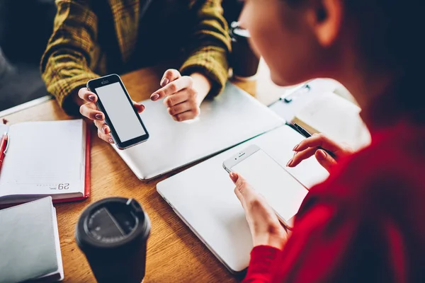 Imagem Recortada Menina Hipster Mostrando Aplicativo Smartphone Com Área Tela — Fotografia de Stock