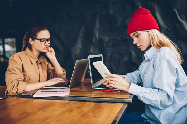 Estudante Pensativo Pesquisando Informações Sites Netbook Moderno Enquanto Blogueiro Hipster — Fotografia de Stock