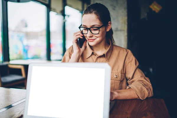 Gestora Femenina Morena Gafas Que Llama Teléfono Inteligente Freelancer Gafas —  Fotos de Stock