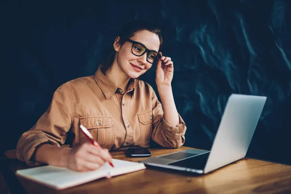 Estudiante Hipster Exitoso Viendo Interesante Webinar Línea Netbook Moderno Con — Foto de Stock