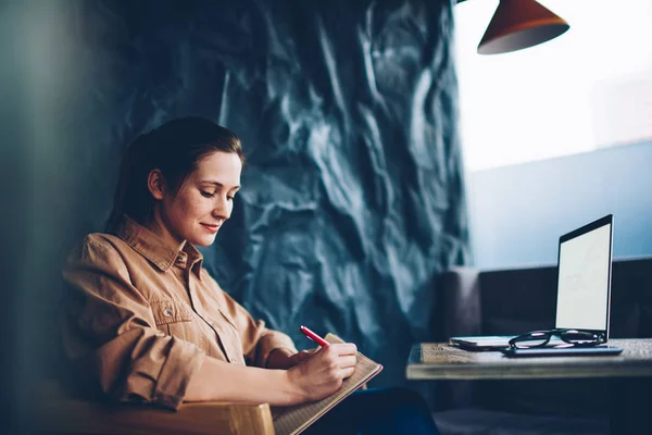 Estudiante Creativa Escribiendo Información Texto Cuaderno Sentado Dispositivo Portátil Moderno —  Fotos de Stock