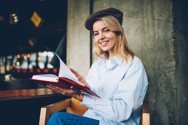 Portret Van Gelukkige Jonge Vrouw Draaien Van Lege Pagina Van — Stockfoto