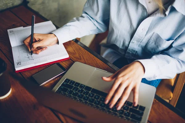 Beskuren Bild Kvinnans Händer Söker Information Internetwebbplatser Moderna Netbook Enhet — Stockfoto