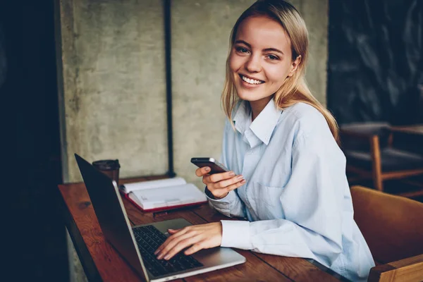 Retrato Freelancer Feminino Sucesso Sorrindo Para Câmera Enquanto Trabalhava Dispositivo — Fotografia de Stock