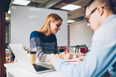 Birlikte vakit kampus, notlar Not Defteri'nde toplantı üzerinde yazma tasarım projesi ile sorunları çözme yaratıcı fikirlerin meslektaşları ödev olumlu ve erkek öğrenciler