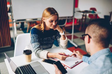 Muhasebe için modern teknolojiler, öğrencilerin kampüs içinde birlikte ödev sınav hazırlama kullanarak proje işbirliği yapma bilgi analiz, genç erkek ve kadın iş arkadaşları