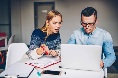 Şok kadın çalışan yazılım başarısız erkek meslektaşı dizüstü bilgisayarda yükleme yapmaktan süre endişe, tasarımcı netbook hakkında bilgi kontrol proje sorunları ile hayal kırıklığına vurguladı