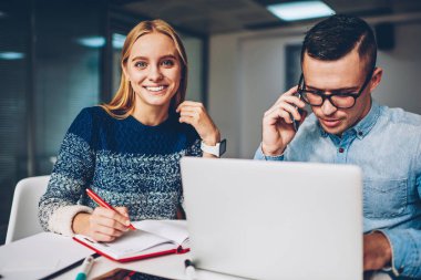 Rezervasyon sırasında telefon görüşmesinde, mobil ofis söz bankacılık işadamı teyit onun erkek arkadaşı ise yaratıcı görev iş üzerinde neşeli kadın işçiye kameraya arıyorum memnun