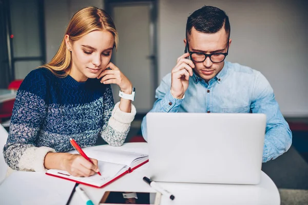 Konsentrerte Kolleger Som Samarbeider Prosessen Med Bærbar Datamaskin Forskning Mannlig – stockfoto