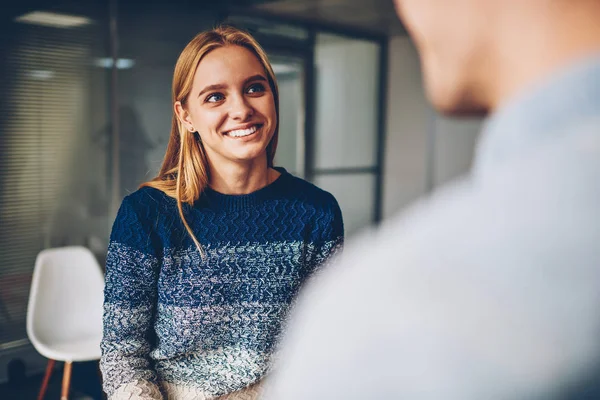 Giovane Donna Bionda Sorridente Mentre Risponde Alle Domande Durante Colloquio — Foto Stock