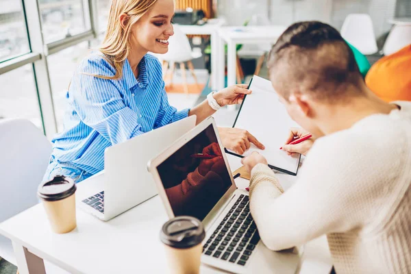 Fikirleri Tartışmak Office Çalışma Sürecinde Ortak Çalışma Arkadaşları Gülümseyerek Yaratıcı — Stok fotoğraf