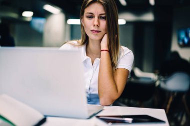 Dalgın kız öğrencinin eğitimi izlerken analiz e-öğrenme kursları ile netbook için bilgileri, ciddi kadın serbest meslek güncelleştirme yazılımı online dizüstü bilgisayarda çalışmak için konsantre