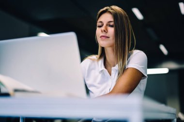 Yetenekli kadın serbest meslek sahibi Web sitesi online dizüstü bilgisayar ve alanı, coworking içinde wifi bağlantısı üzerinden çalışma içeriği güncelleştirmek zeki kız webinar iş dersleri online eğitim netbook üzerinde izlerken