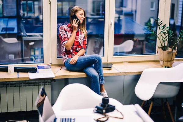 Smiling Hipster Girl Having Telephone Conversation Break Courses School Photography — Stock Photo, Image