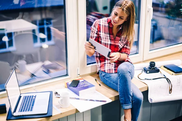 Tânără Studentă Care Utilizează Portabil Pentru Juca Jocuri Online Pauză — Fotografie, imagine de stoc