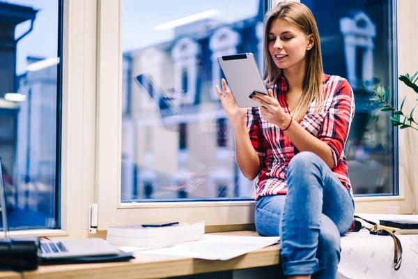 Junge Frau Liest Informationen Vom Tablet Arbeitet Der Fertigstellung Des — Stockfoto