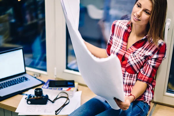 Arquitecta Calificada Sosteniendo Papel Con Planos Construcción Sentada Lugar Trabajo — Foto de Stock