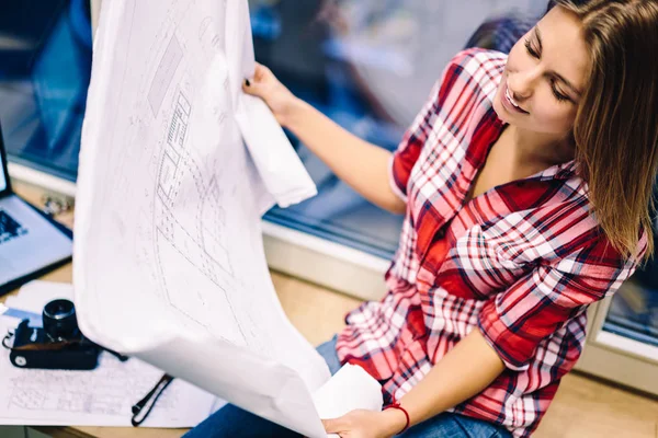 Positieve Vrouwelijke Architect Papier Met Blauwdruk Tekeningen Controle Boekhouding Voeren — Stockfoto