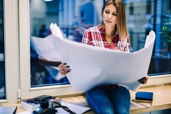 Professionele Jonge Architect Geconcentreerd Bij Het Lezen Van Blauwdruk Van — Stockfoto