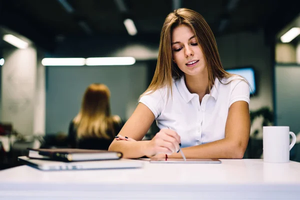 Artista Feminina Criativa Concentrada Usando Tecnologia Moderna Desenho Touchpad Com — Fotografia de Stock