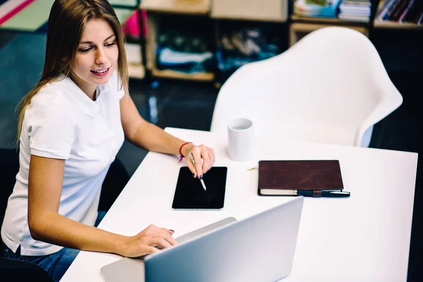 Ansicht Von Oben Der Qualifizierten Webdesignerin Die Skizze Auf Tablet — Stockfoto